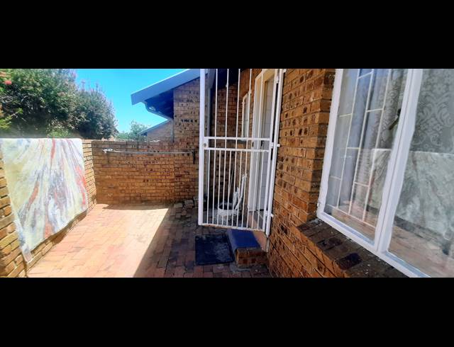 3 BEDROOM TOWNHOUSE FOR SALE IN NORKEM PARK